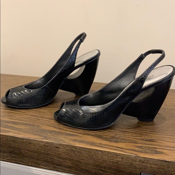 Vince Camuto peep toe chunky heel - Picture 2 of 3